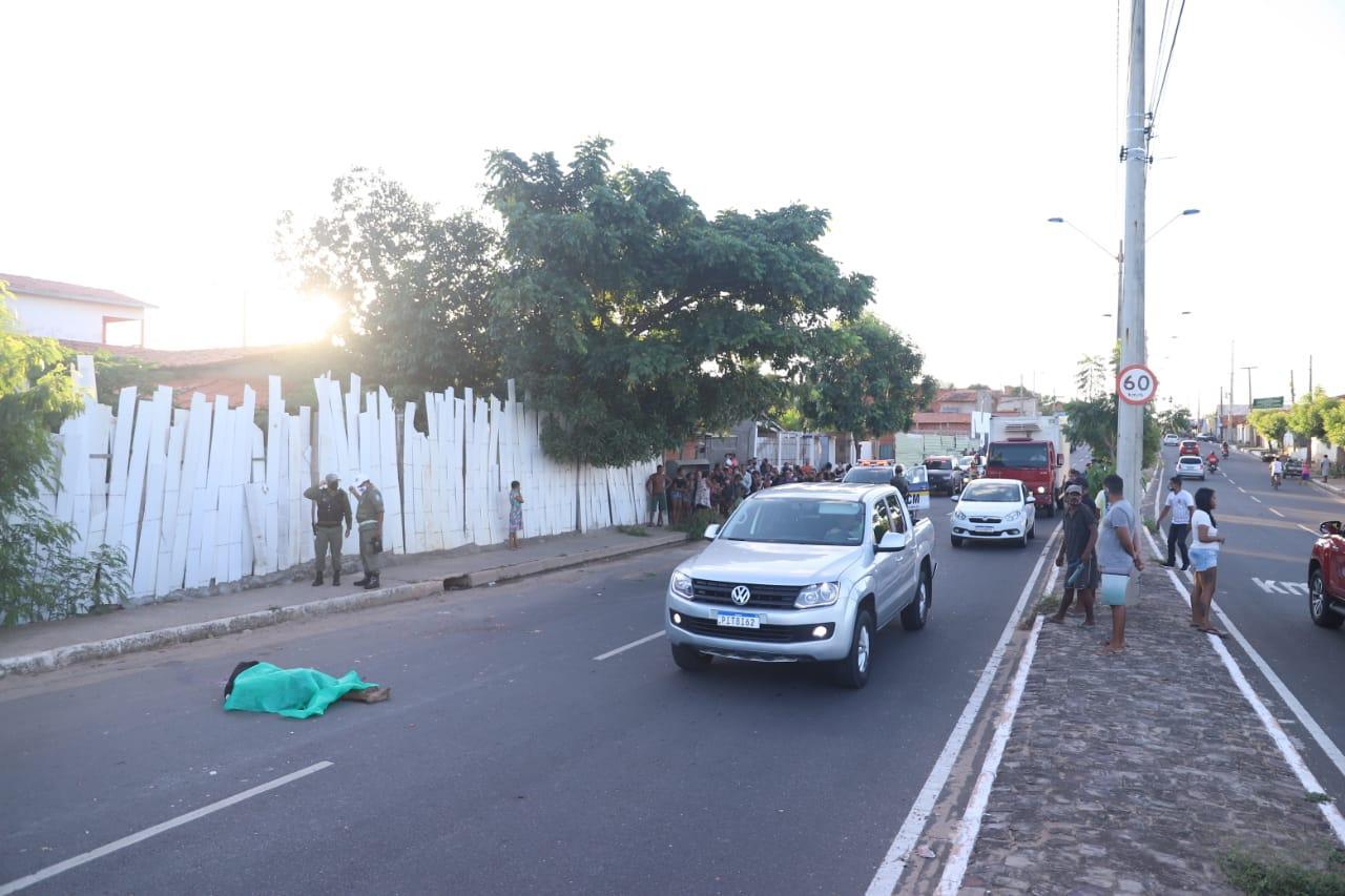 Trânsito lento nas proximidades do Estádio Albertão enquanto o IML não faz a remoção do corpo