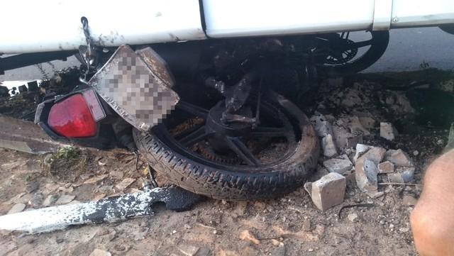 Motociclista morre atropelado por van na zona Sul
