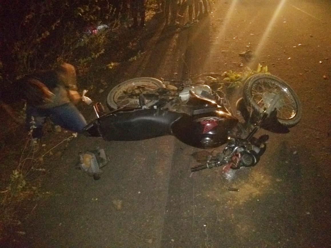 A motocicleta destruída após a colisão