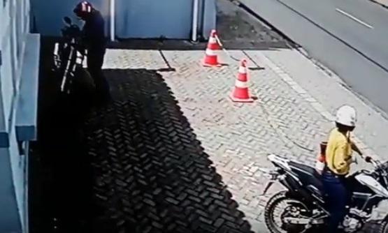 Momento em que o homem destrava e rouba a moto