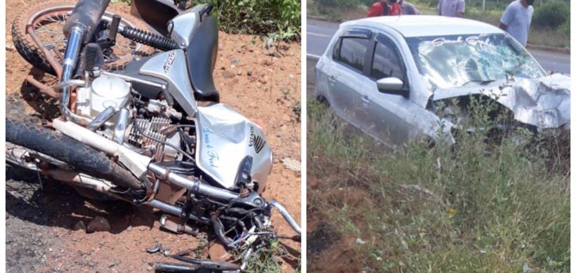 Acidente deixou moto destruída