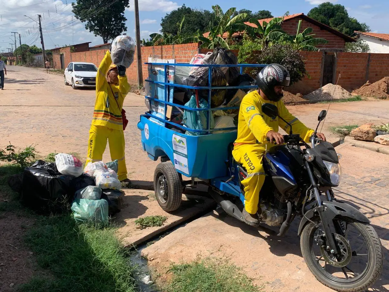 Motocicletas de carga destinadas à coleta domiciliar serão utilizadas em áreas onde os caminhões compactadores não conseguem entrar