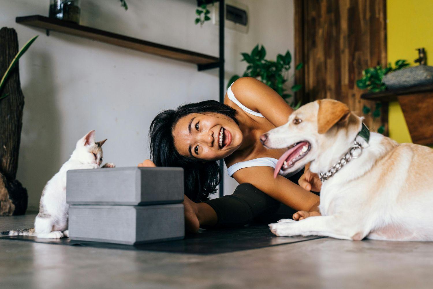 Mulheres celebram o “Dia das Mães” como mães de pets