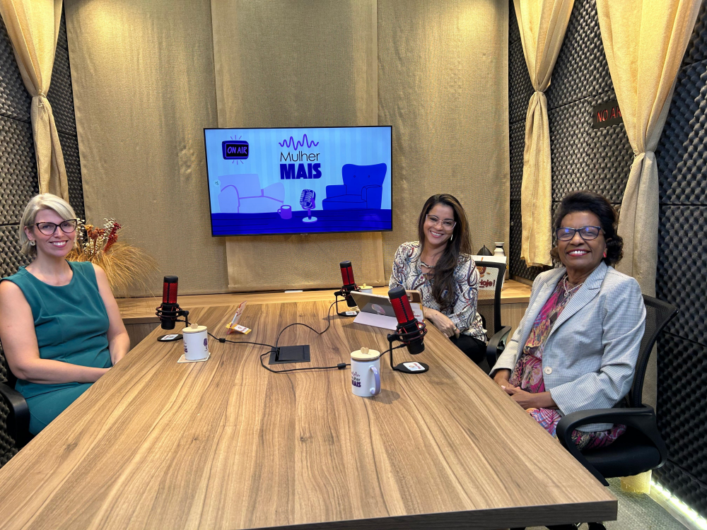 Mariana Sanchez durante entrevista à jornalista Michele Sâmia e à ex-vereadora Rosário Bezerra