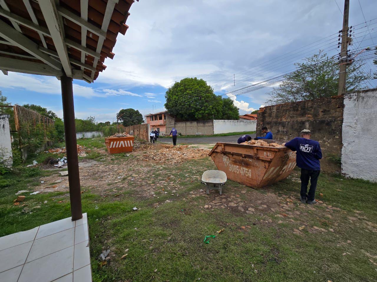 Parte do muro do Hospital Areolino de Abreu desabou com a forte chuva