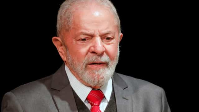 Lula diz que Bolsonaro vive 'lambendo as botas do governo americano'