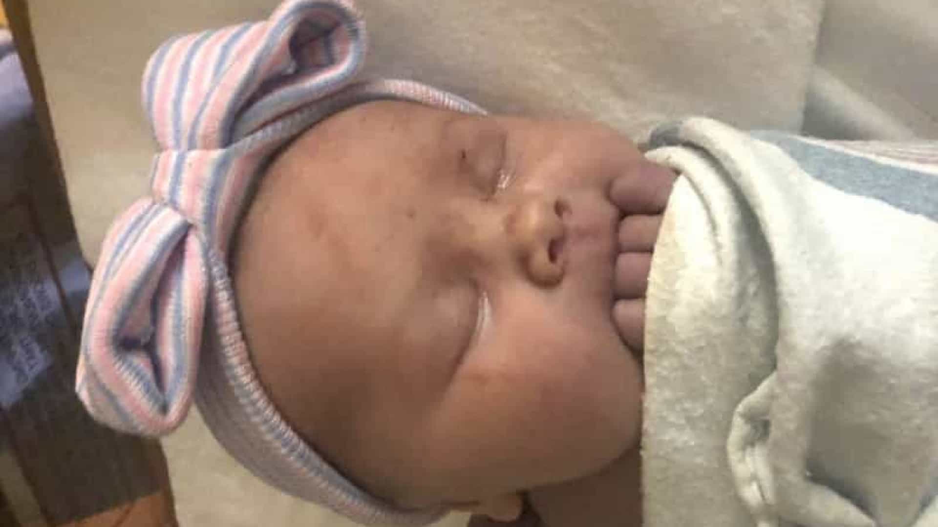 Nascimento de bebê do sexo feminino