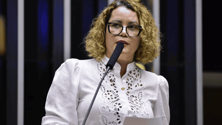 Nely Aquino foi a relatora do projeto que ampliou o Bolsa-Atleta
