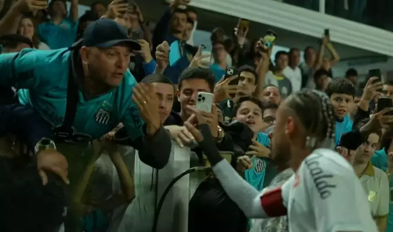 Neymar discute com torcedor na Vila após derrota do Santos e clima esquenta na arquibancada