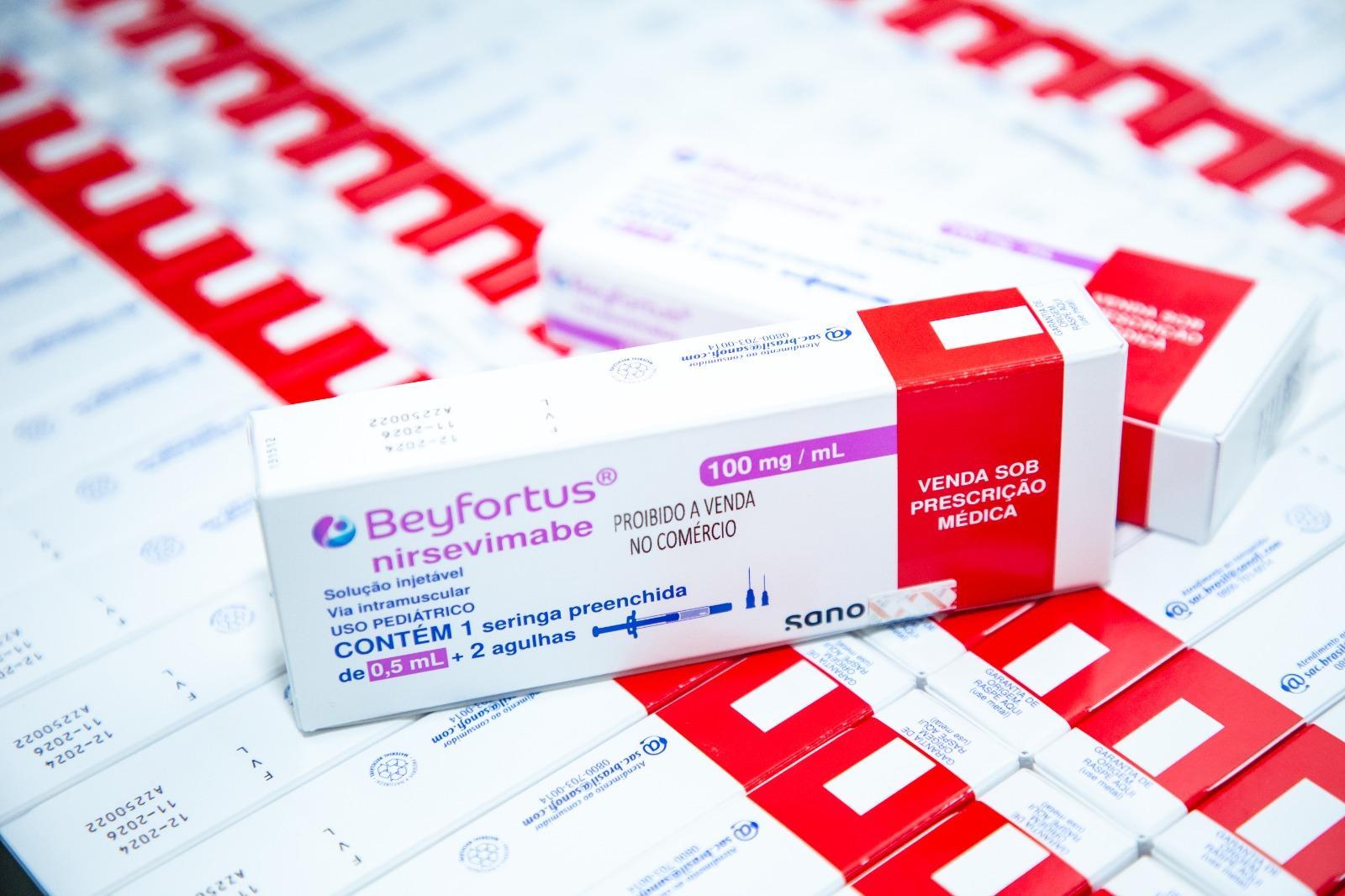 O Nirsevimabe protege bebês contra infecções graves causadas pelo VSR, principal responsável por casos de bronquiolite e pneumonia nos primeiros meses de vida