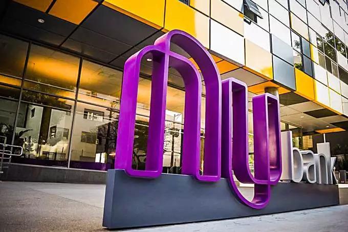Nubank enfrenta críticas após promover evento com produtora