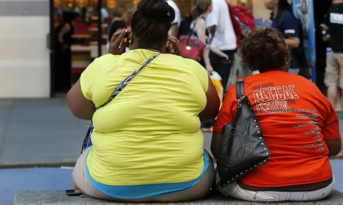 Excesso de peso ligado à insegurança alimentar e ao acesso limitado a alimentos saudáveis