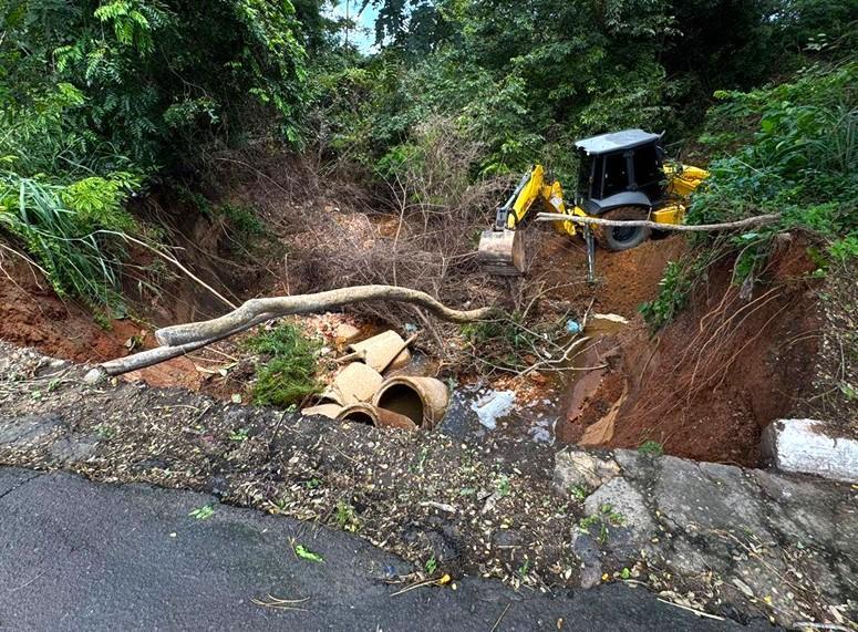 Cratera abriu às margens da Avenida Maranhão e interditou trecho da via por até 15 dias em Teresina.