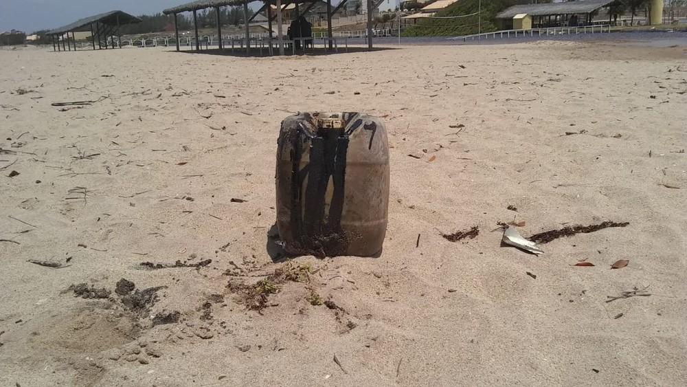 Galão de óleo encontrado  em Cajueiro da Praia
