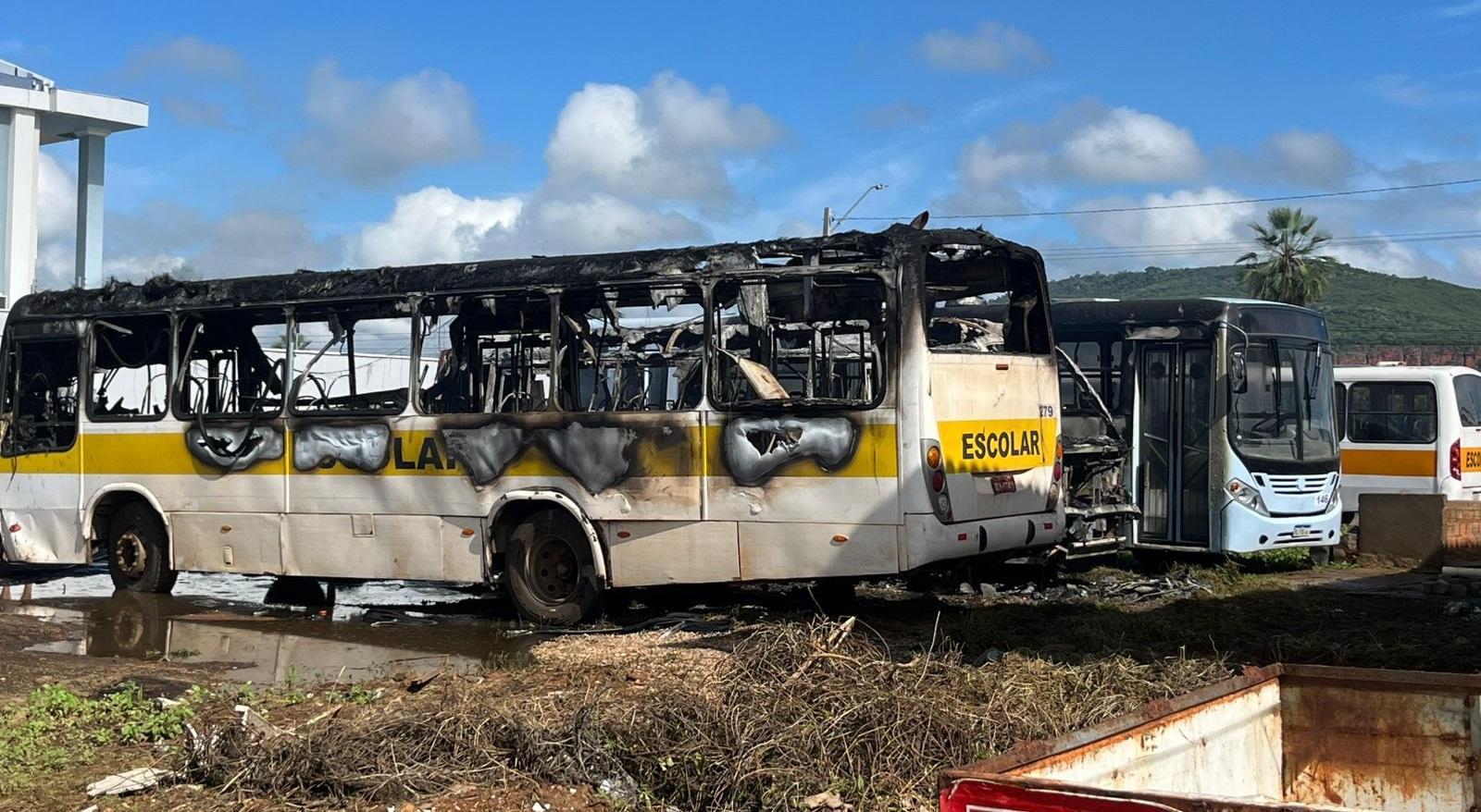Pelo menos 10 ônibus estava estacionados no local e quatro ficaram parcialmente destruídos
