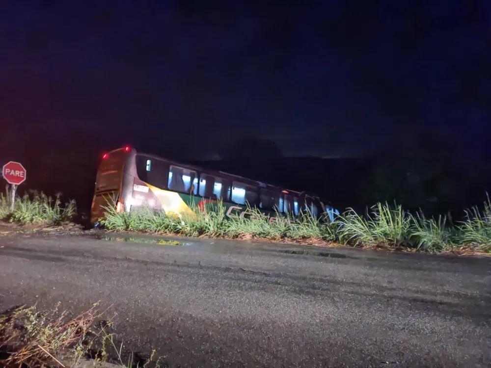 Ônibus que Brisa Star, os pais e os integrantes da banda estavam