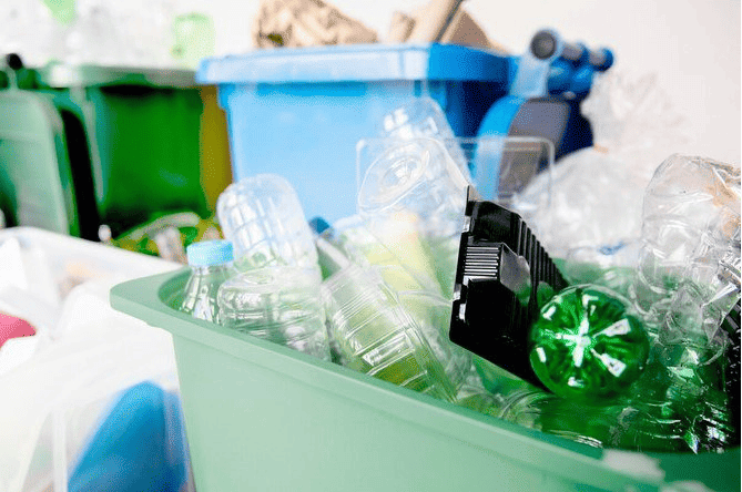 Os projetos devem focar na coleta seletiva de resíduos recicláveis secos, triagem, tratamento e beneficiamento desses materiais, bem como na estruturação e fortalecimento das organizações de catadores.