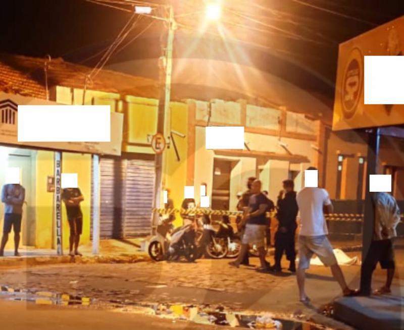 O homem estava em um bar quando foi assassinado a tiros