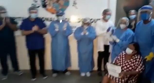 Em Oeiras, houve "festa" quando uma paciente idosa curada do coronavírus teve alta