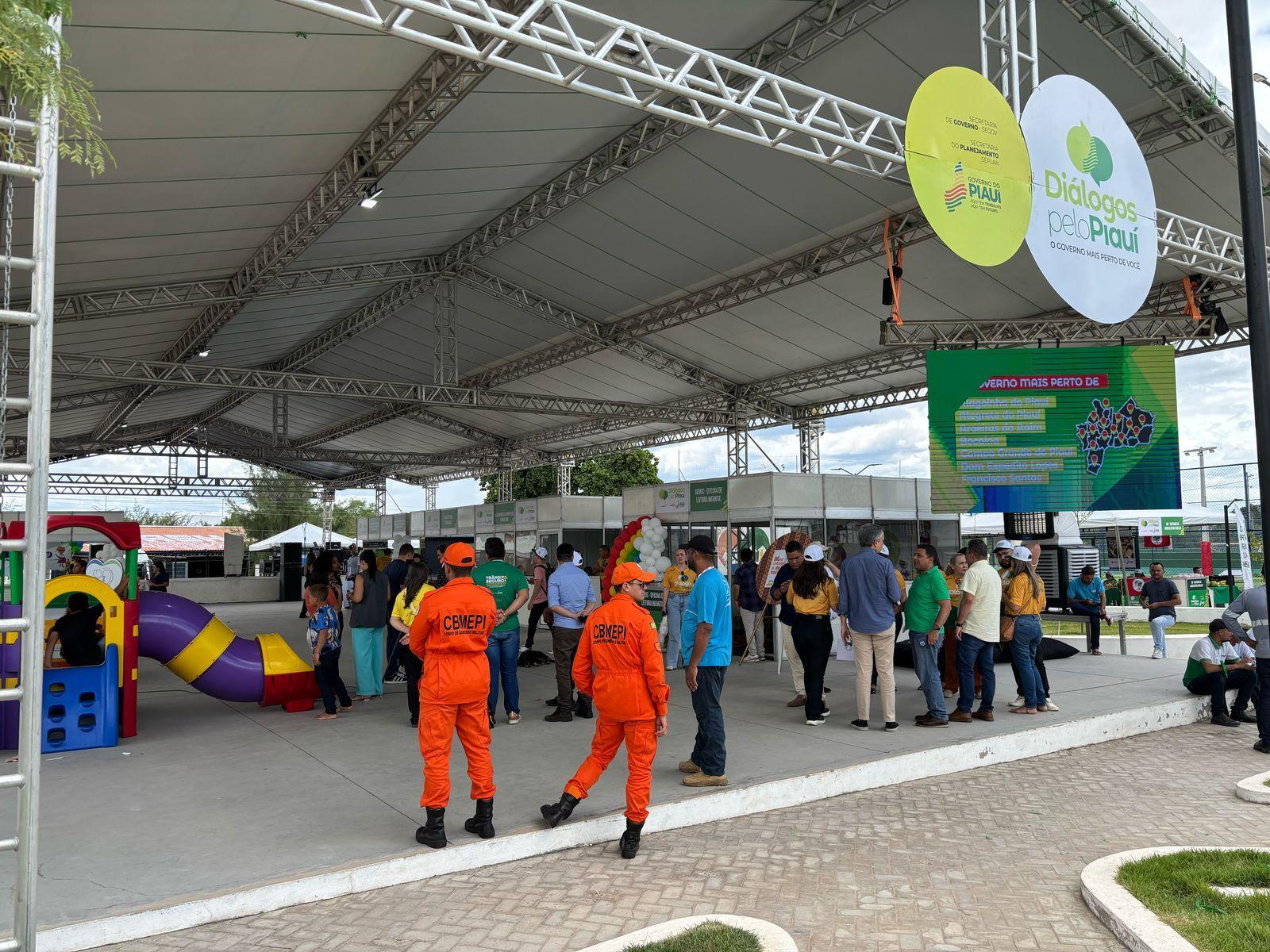 Evento está sendo realizado na Praça da Cohab