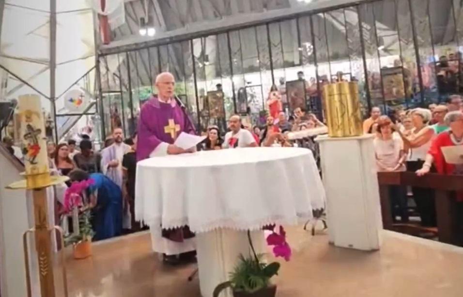 Fiéis lotaram a capela da Universidade São Judas para a missa celebrada pelo padre Júlio Lancellotti