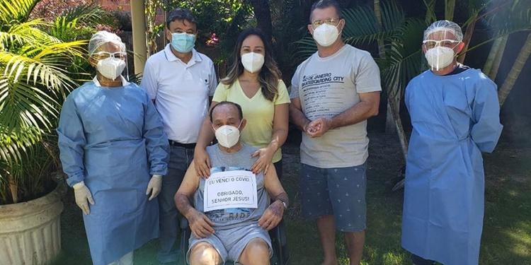 Seu Miguel, cercado da filha, do genro e da equipe médica