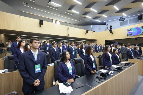Alunos da rede pública tomam posse como "deputados" na Assembleia Legislativa do Piauí