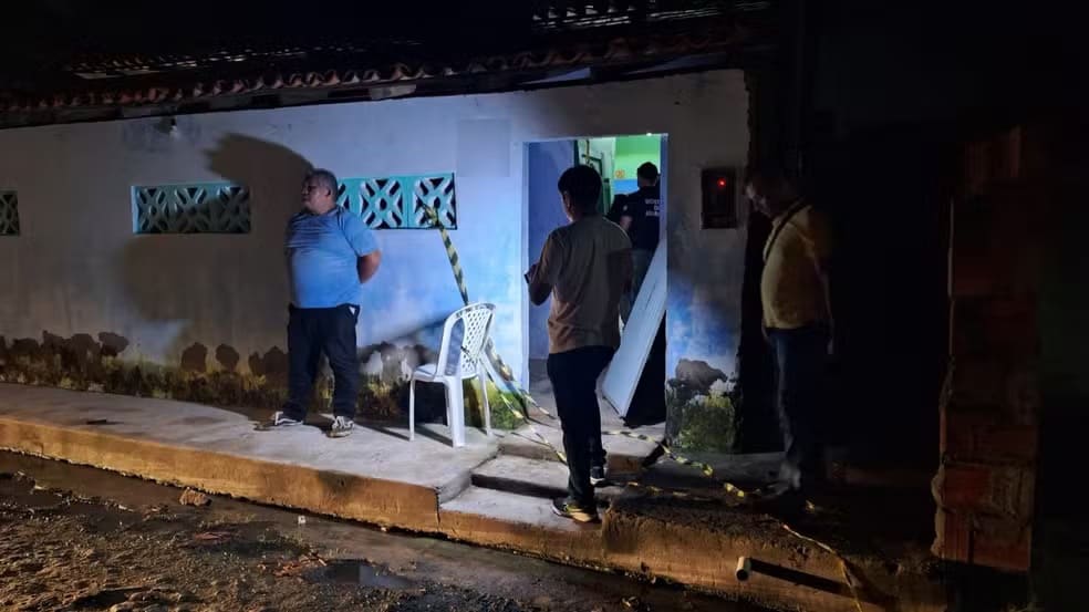Mulher é assassinada dentro de casa e criminosos fogem por área de mangue no Piauí