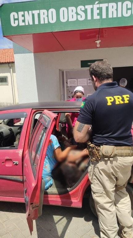Bebê nasceu dentro do carro