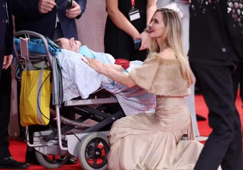 Angelina Jolie demonstrou todo o carinho com um fã durante o Festival de Cinema de Veneza