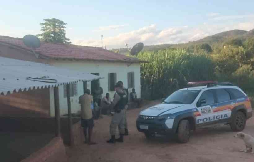 Polícia socorreu o homem que foi encontrado em um matagal