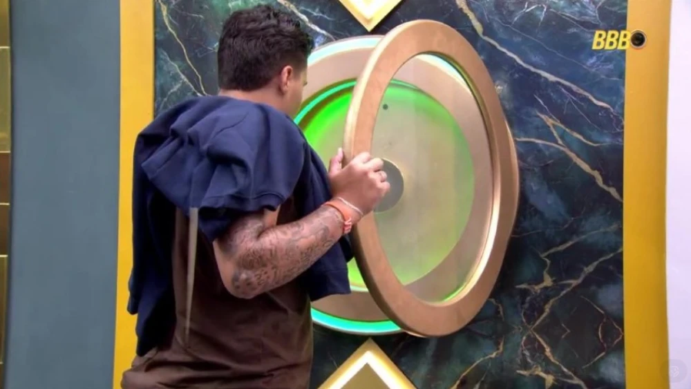 Pedro aperta botão e deixa o BBB
