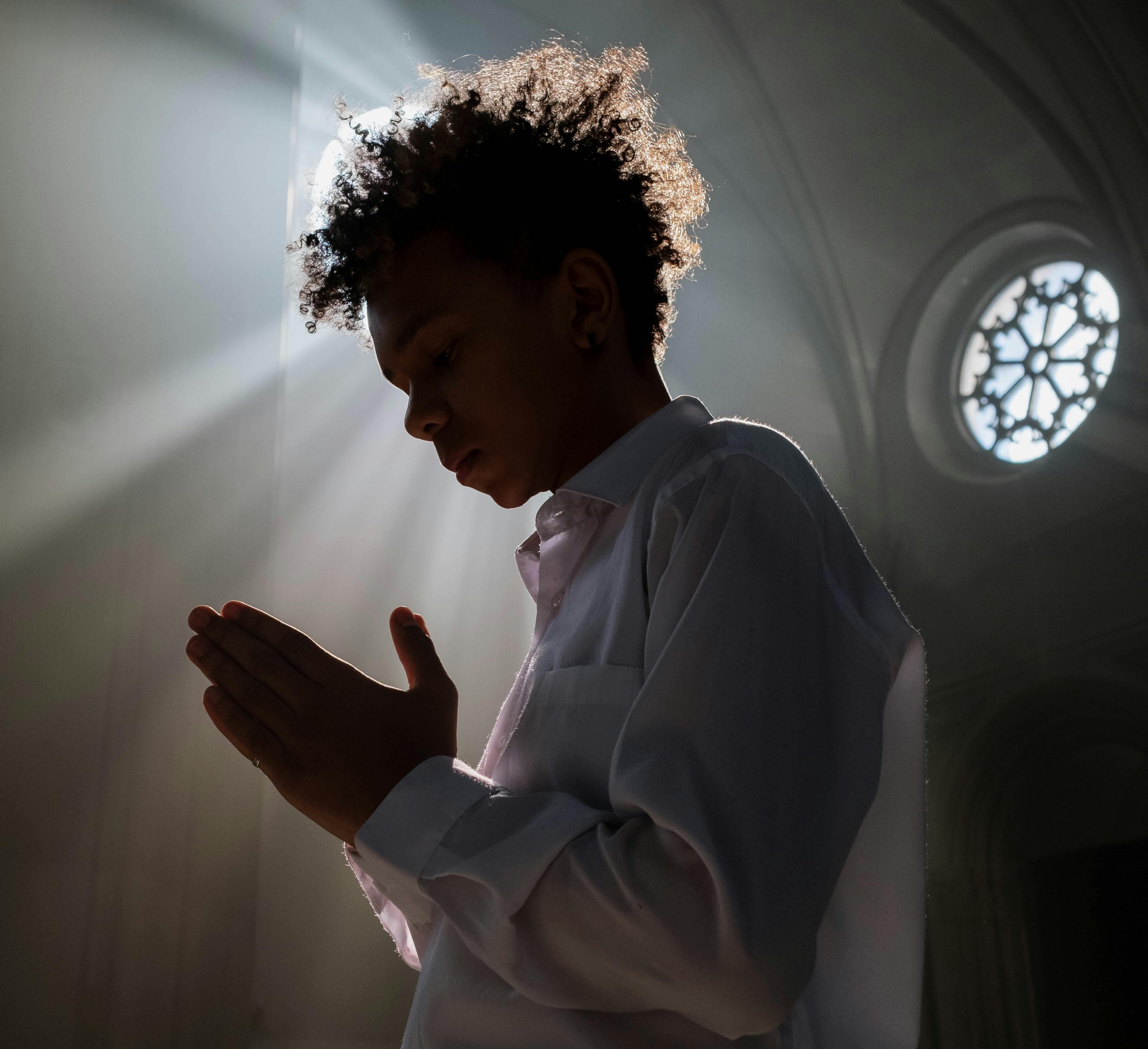 Além da religião, recomenda-se meditação, prática de yoga ou conexão com algo além do mundo material
