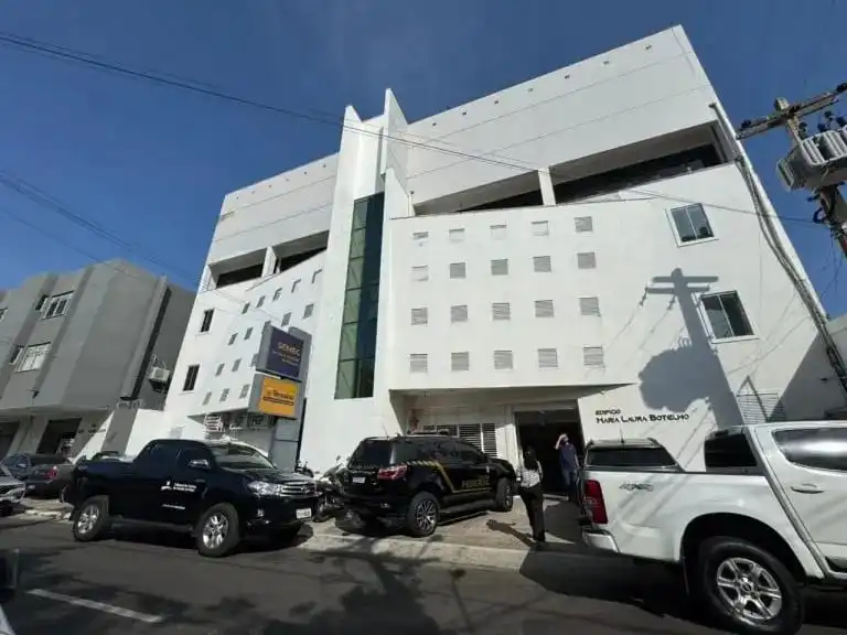 Polícia Federal cumpre mandados judiciais na sede da Semec