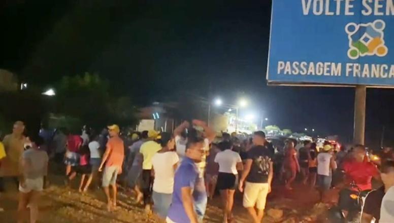 Apoiadores em passeata de apoio após impugnação de de Trajano Paulo