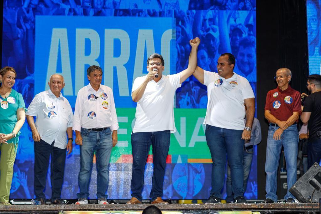 Rafael participa de do encerramento da campanha de Themístocles e Georgiano