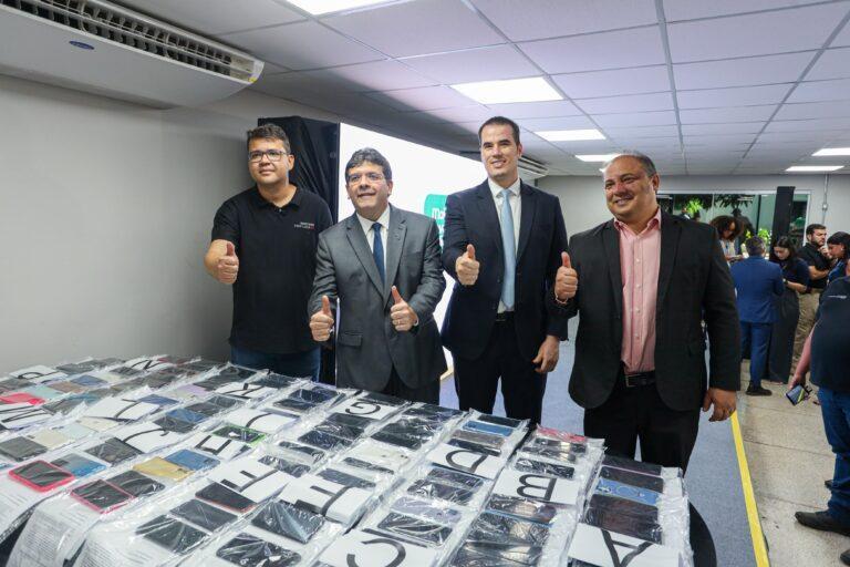 Da direita para esquerda: secretário Chico Lucas, governador Rafael Fonteles, delegado Matheus Lima Zanatta e delegado Lucy Keiko