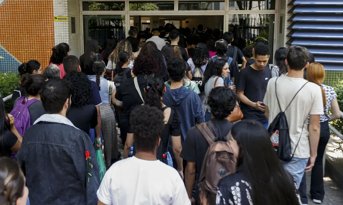 O programa Pé-de-Meia é um incentivo financeiro-educacional, pago aos estudantes matriculados no ensino médio público