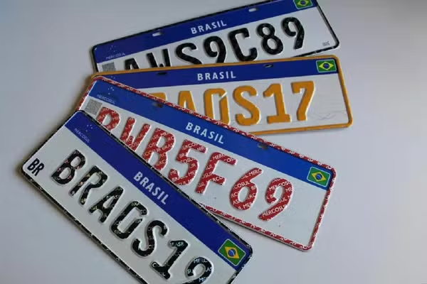 Placas de veículos podem voltar a ter nome do estado e município