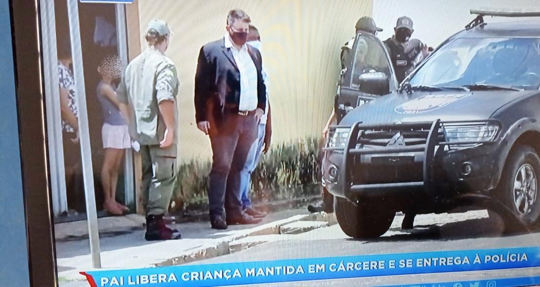 Momento que o homem decidiu liberar a filha após mantê-la em cárcere privado