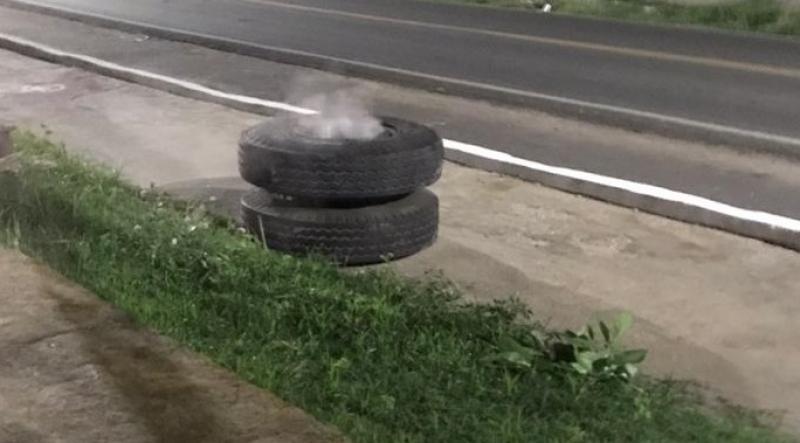 Pneu se desprende de caminhão e atinge duas pessoas na BR 343
