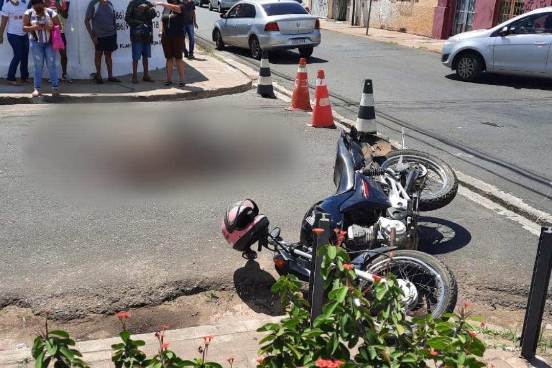 Motociclista morre ao colidir com carro em cruzamento no centro de Teresina