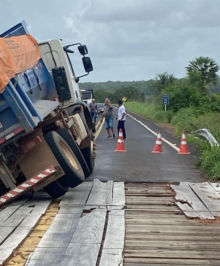 Caminhão carregado de brita fez ponte de madeira na BR-222, entre Piripiri e Batalha, ceder. Trecho está interditado desde sábado (28)