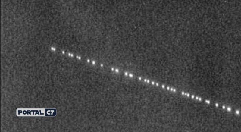 Satélites da Spacex alinhados no espaço