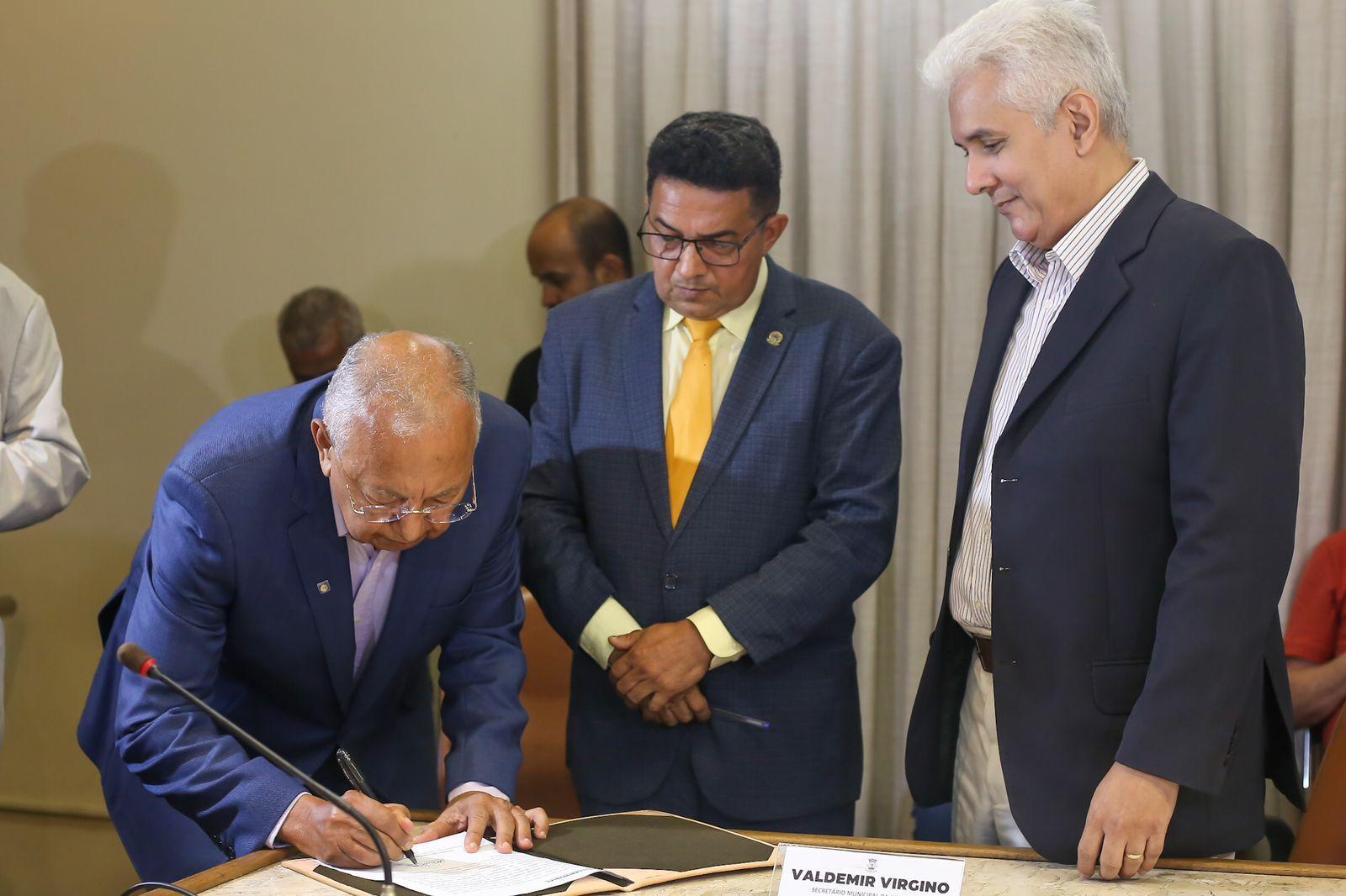 Prefeito Dr. Pessoa em solenidade de posse de Valdemir Virgino e Ronney Lustosa