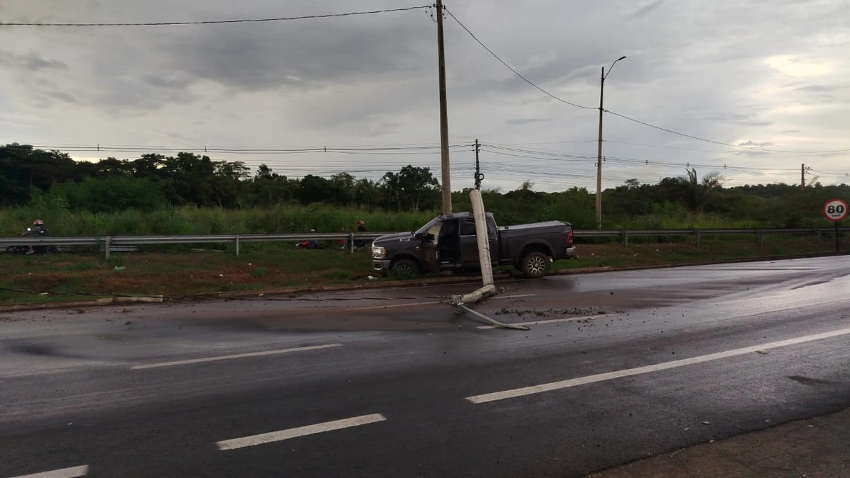 Com o impacto, o poste caiu e bloqueou duas faixas da rodovia
