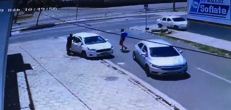 Terceiro suspeito ficou dentro do carro dando apoio à ação criminosa