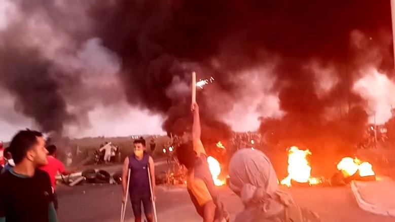 Manifestantes montaram barricada com incêndio