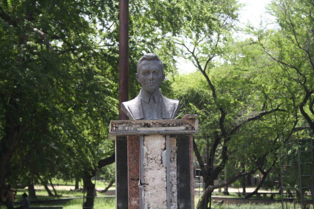 Busto do poeta Da Costa e Silva
