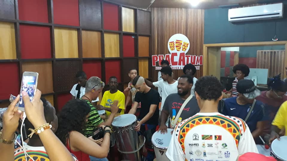 Encontro em tambozeiros piauienses e baianos na Associação Pracatum em Salvador